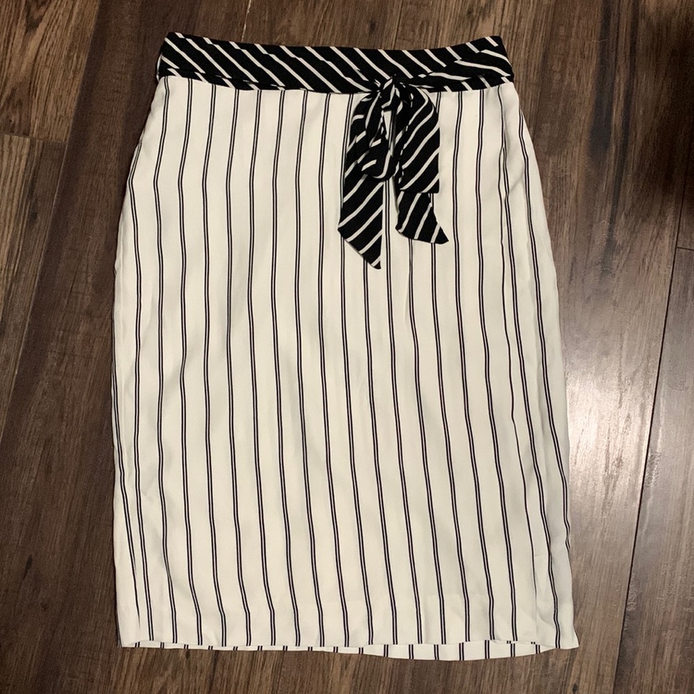 Brand new Ann Taylor pencil skirt with tie